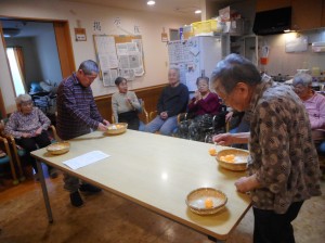 10月お誕生日会・    ピンポン玉すくい
