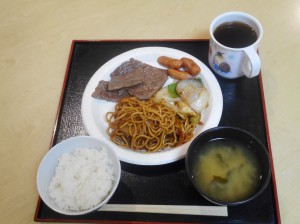 11月お誕生日会・レクリエーション　焼き肉食事会・玉入れ