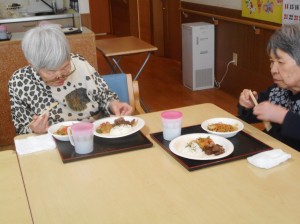 11月お誕生日会・レクリエーション　焼き肉食事会・玉入れ