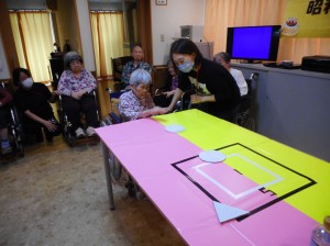 お誕生日会・レクリエーション　カーリングDEボーリング