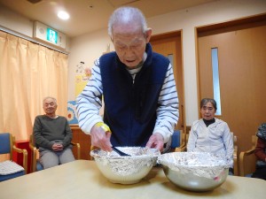 １月お誕生日会・ピンポン玉すくい