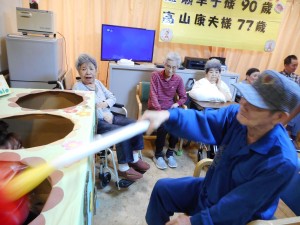 雅の家敬老会・9月お誕生日会・レクリエーションもぐら叩き