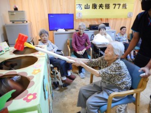 雅の家敬老会・9月お誕生日会・レクリエーションもぐら叩き