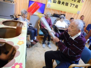 雅の家敬老会・9月お誕生日会・レクリエーションもぐら叩き