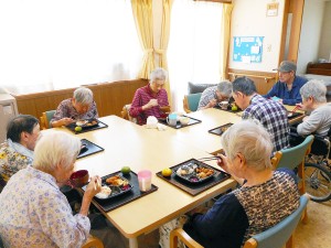 雅の家敬老会・9月お誕生日会・レクリエーションもぐら叩き