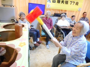 雅の家敬老会・9月お誕生日会・レクリエーションもぐら叩き