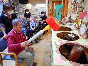 雅の家敬老会・9月お誕生日会・レクリエーションもぐら叩き