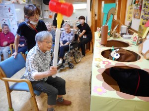 雅の家敬老会・9月お誕生日会・レクリエーションもぐら叩き