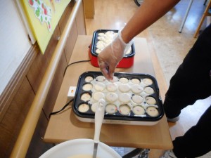 お誕生日会・秋のレクリエーション・栗拾い　たこ焼き・焼きそば大会