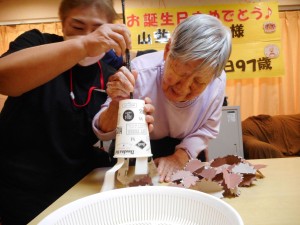 お誕生日会・秋のレクリエーション・栗拾い　たこ焼き・焼きそば大会