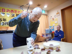 お誕生日会・秋のレクリエーション・栗拾い　たこ焼き・焼きそば大会