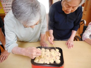 お誕生日会・秋のレクリエーション・栗拾い　たこ焼き・焼きそば大会