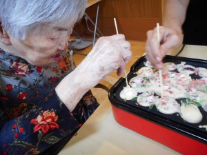 お誕生日会・秋のレクリエーション・栗拾い　たこ焼き・焼きそば大会