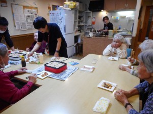 お誕生日会・秋のレクリエーション・栗拾い　たこ焼き・焼きそば大会