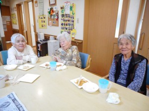 お誕生日会・秋のレクリエーション・栗拾い　たこ焼き・焼きそば大会