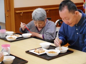 お誕生日会・秋のレクリエーション・栗拾い　たこ焼き・焼きそば大会