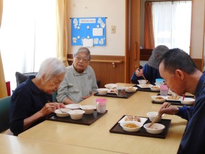 お誕生日会・秋のレクリエーション・栗拾い　たこ焼き・焼きそば大会