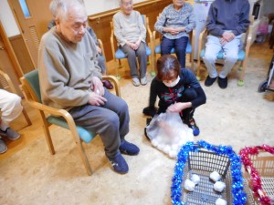 令和6年1月お誕生日会・レクリエーション　玉入れ