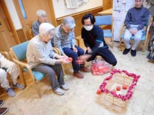 令和6年1月お誕生日会・レクリエーション　玉入れ