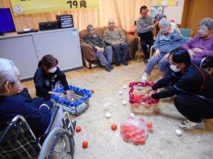 令和6年1月お誕生日会・レクリエーション　玉入れ