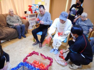 令和6年1月お誕生日会・レクリエーション　玉入れ