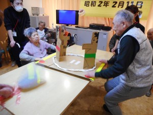 2月お誕生日会・レクリエーション　トントン相撲