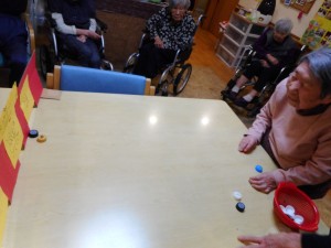 お誕生日会・レクリエーション（キャップ投げ）