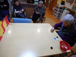 お誕生日会・レクリエーション（キャップ投げ）