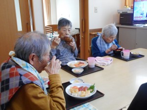お誕生日会・レクリエーション（キャップ投げ）