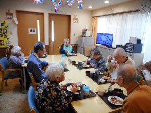 お誕生日会・レクリエーション（キャップ投げ）