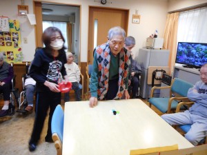 お誕生日会・レクリエーション（キャップ投げ）