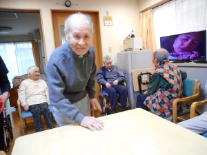 お誕生日会・レクリエーション（キャップ投げ）
