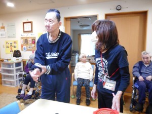 お誕生日会・レクリエーション（キャップ投げ）