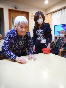 お誕生日会・レクリエーション（キャップ投げ）