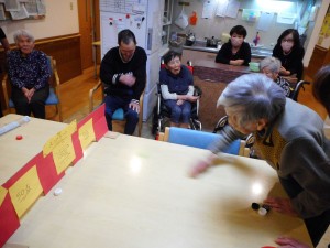 お誕生日会・レクリエーション（キャップ投げ）