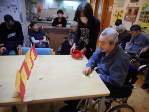 お誕生日会・レクリエーション（キャップ投げ）