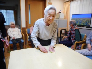 お誕生日会・レクリエーション（キャップ投げ）