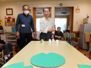 ６月お誕生日会・レクリエーション　葉っぱに乗れるかなあ？