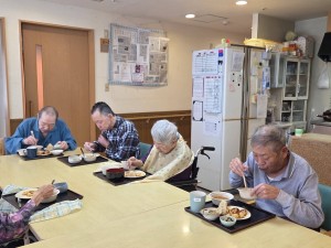 10月お誕生日会とレクリエーション・ボーリング大会 お食事会(たこ焼き・焼きそば)