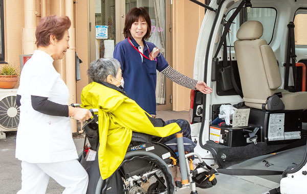 車いすの方も安心の専用車を使用した送迎